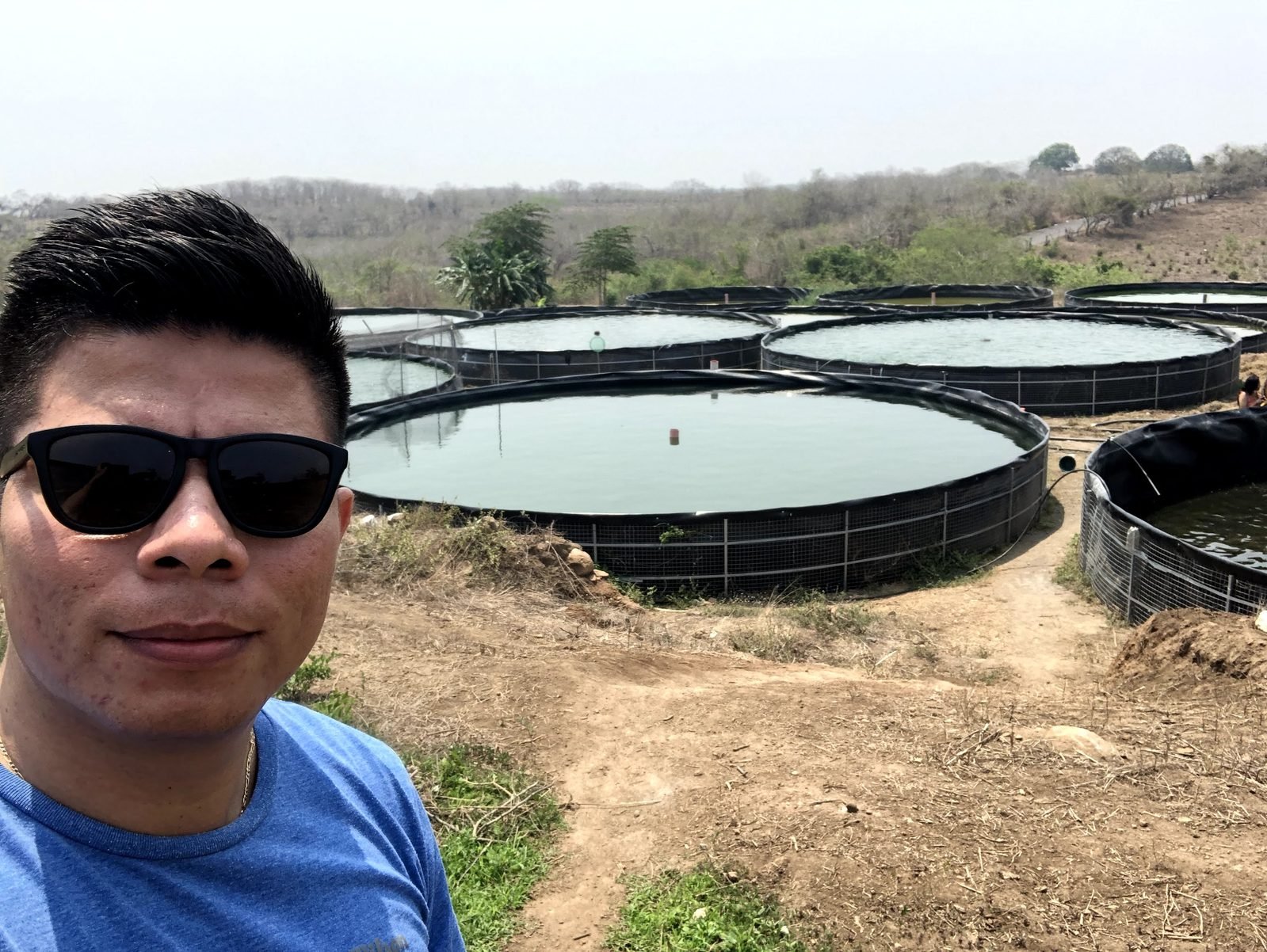 Luis Wong en la granja acuícola de Soledad de Doblado, Veracruz, frente a los estanques circulares.